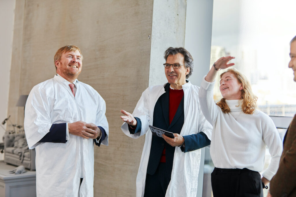 His Majesty the King, Sjarel Ex (Executive Director, Depot Boijmans) and Marloes Roeper at the opening of Depot Boijmans in her studio. Image by Aad Hoogendoorn.